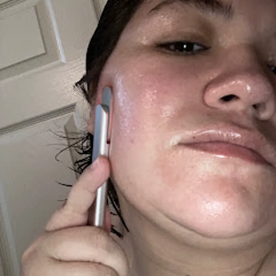 Customer gliding the Flarelit Glow Wand across her cheek